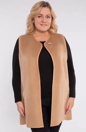Bēša veste ar brošu