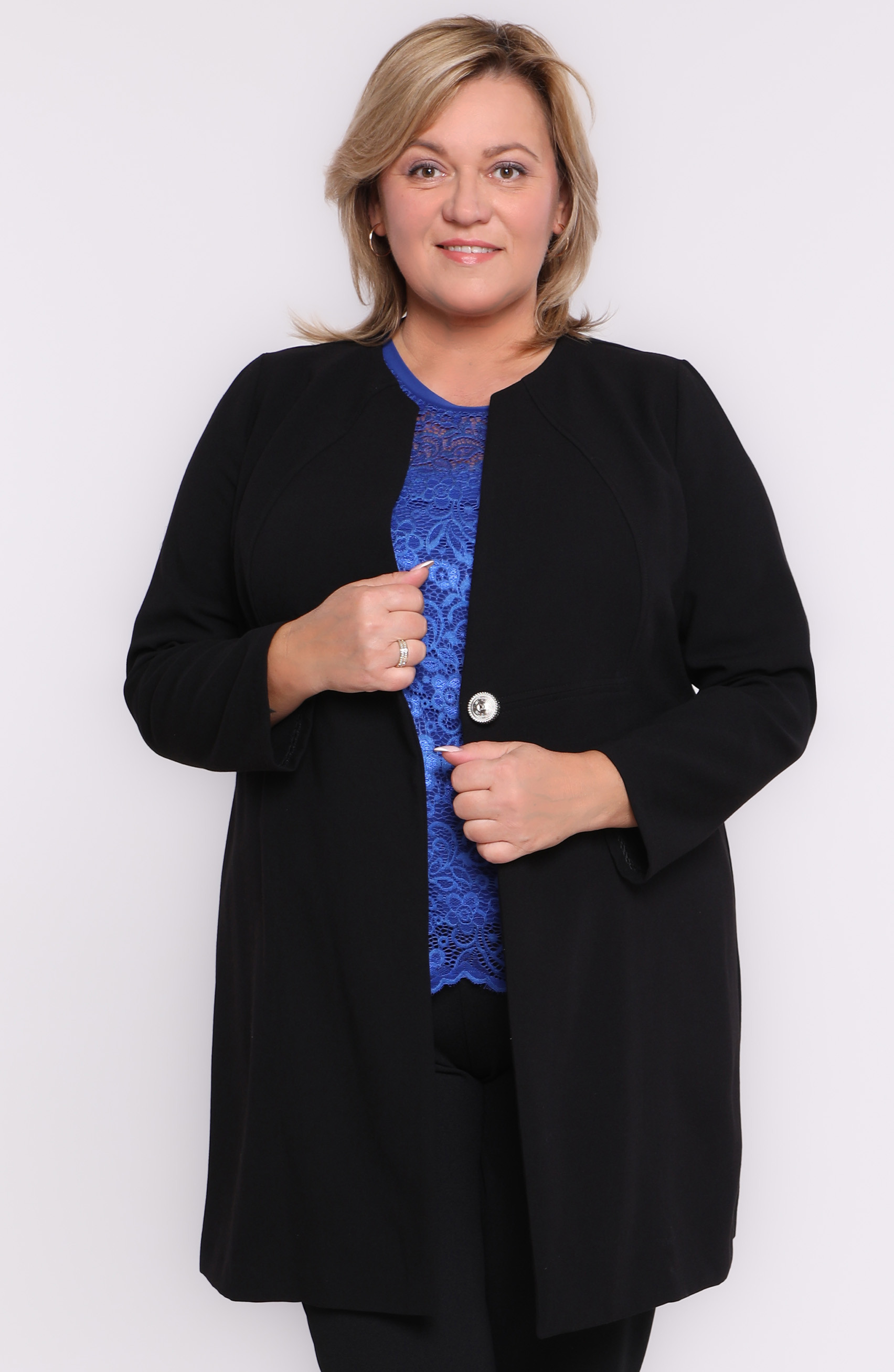 Elegants melns mētelis