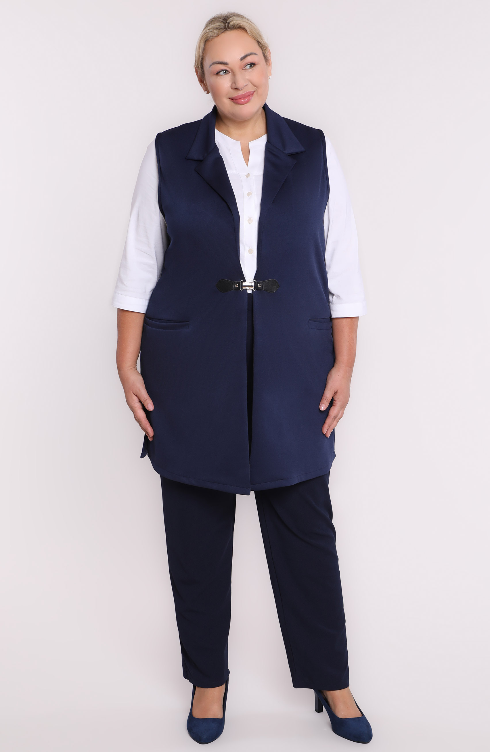 Tumši zila veste ar sprādzi