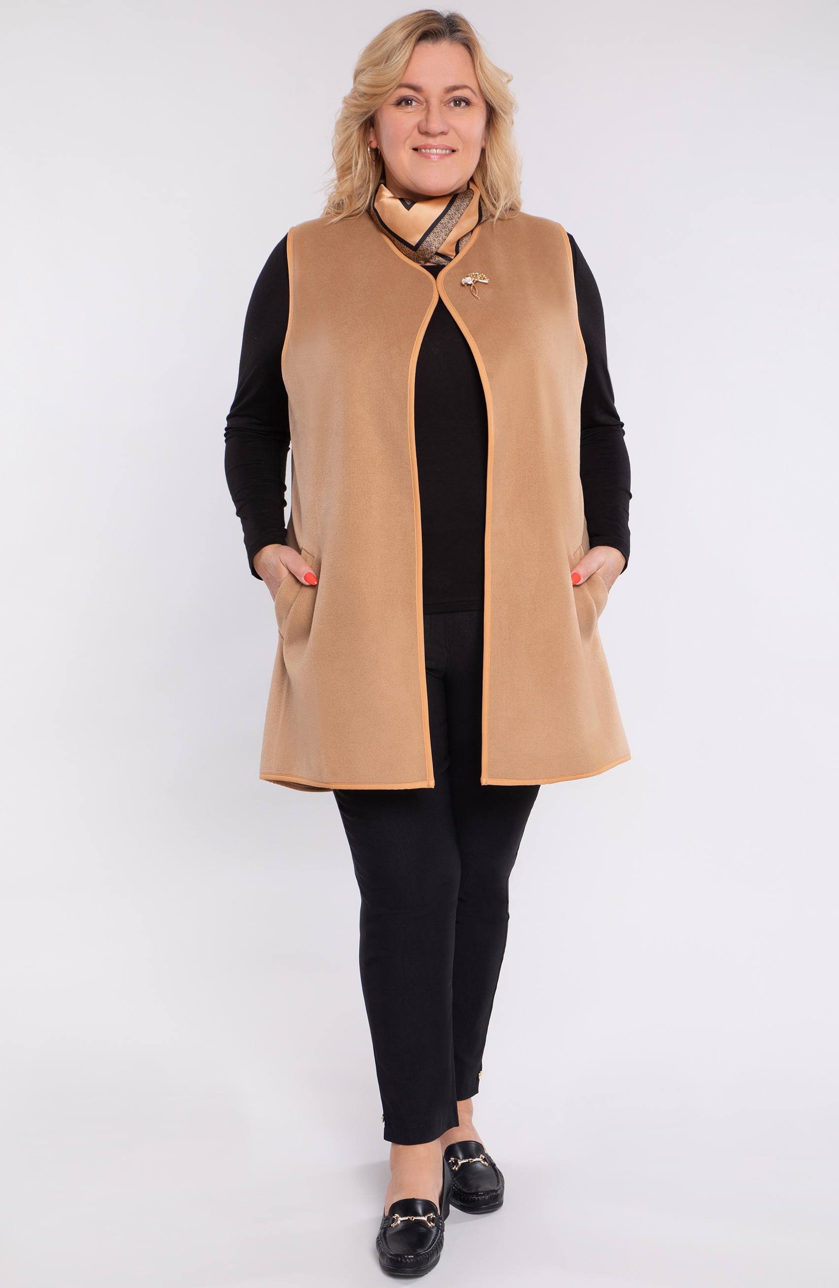 Bēša veste ar brošu